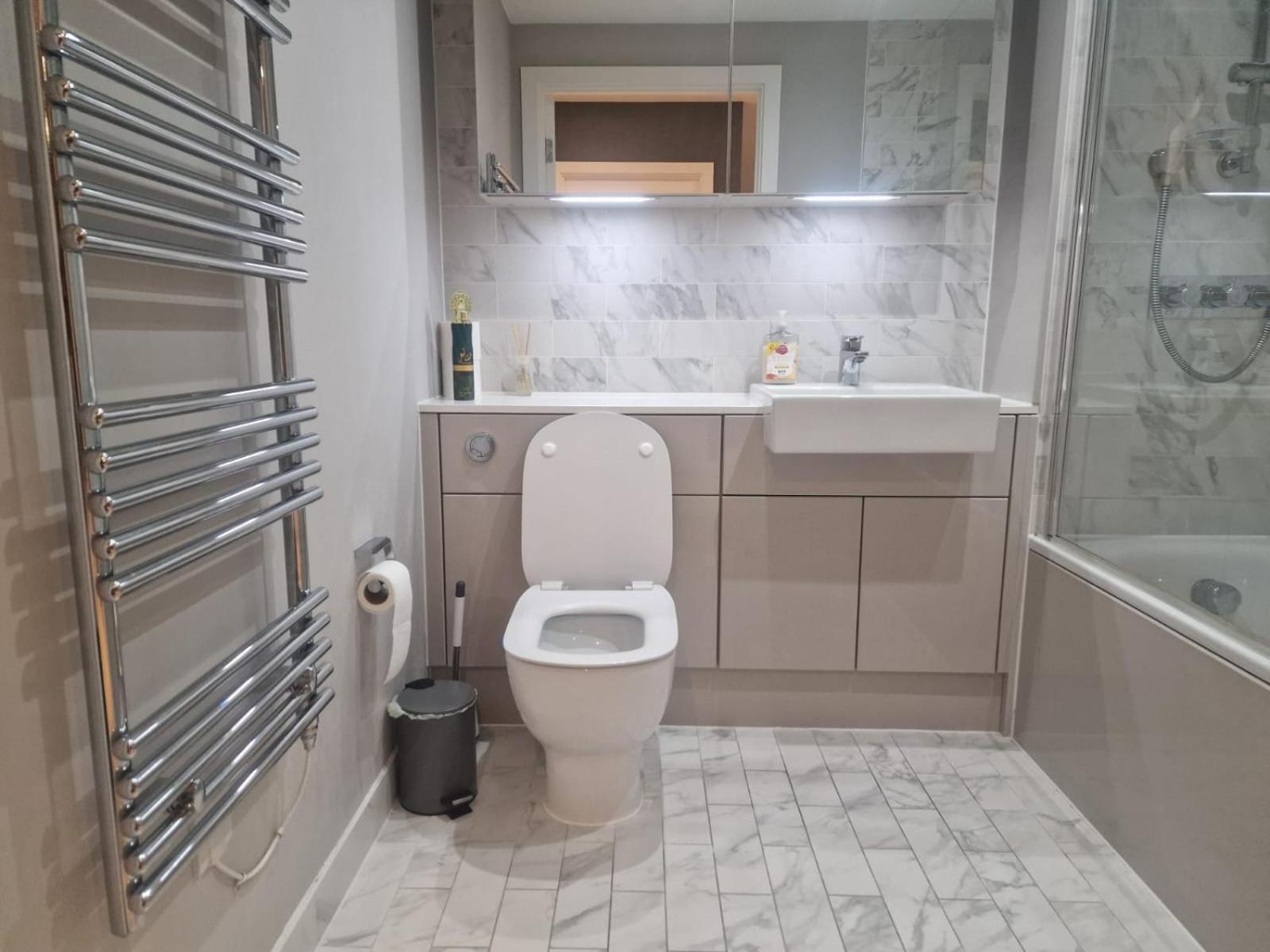Victoria Sleek Apartment London